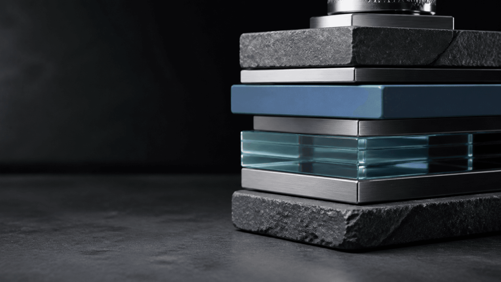 Capas de piedra, acero y vidrio que forman una estructura calibrada de capital